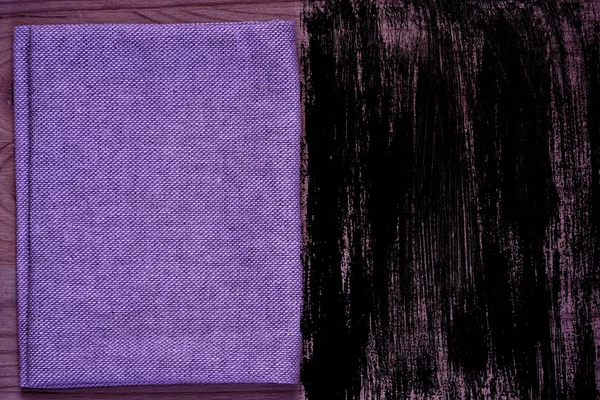 Grunge Ultra roxo Amostra de cartão postal, superfície de tecido de linho na mesa de madeira com copyspace livre para texto de saudação — Fotografia de Stock