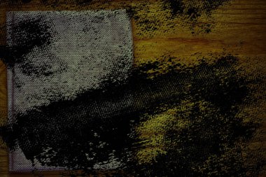 Grunge kirli Ultra turuncu kartpostal örnek, keten kumaş yüzeyinde mock-up için ücretsiz boşaltmak ile ahşap masa