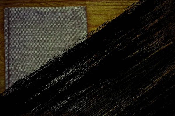 Grunge kirli Ultra turuncu kartpostal örnek, keten kumaş yüzeyinde mock-up için ücretsiz boşaltmak ile ahşap masa