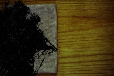 Grunge kirli Ultra turuncu kartpostal örnek, keten kumaş yüzeyinde mock-up için ücretsiz boşaltmak ile ahşap masa