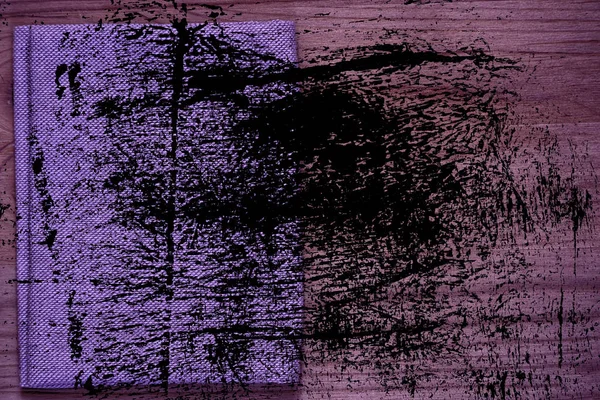 Grunge Ultra roxo Amostra de cartão postal, superfície de tecido de linho na mesa de madeira com copyspace livre para texto de saudação — Fotografia de Stock