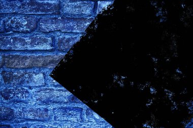 Doku, çimento arka plan web siteniz veya mobil cihazlar için grunge Ultra mavi tuğla duvar