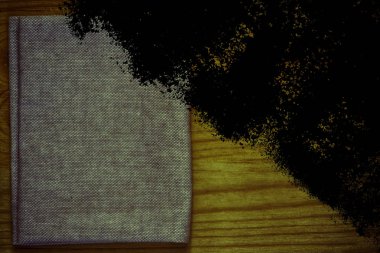 Grunge kirli Ultra turuncu kartpostal örnek, keten kumaş yüzeyinde mock-up için ücretsiz boşaltmak ile ahşap masa