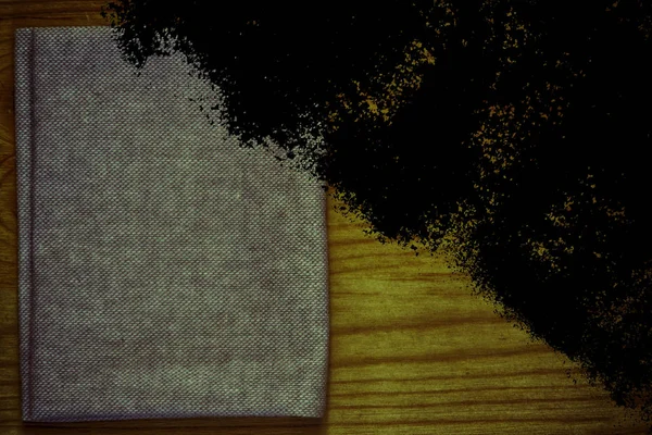 Grunge kirli Ultra turuncu kartpostal örnek, keten kumaş yüzeyinde mock-up için ücretsiz boşaltmak ile ahşap masa