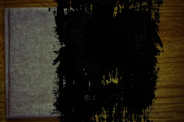 Grunge kirli Ultra turuncu kartpostal örnek, keten kumaş yüzeyinde mock-up için ücretsiz boşaltmak ile ahşap masa