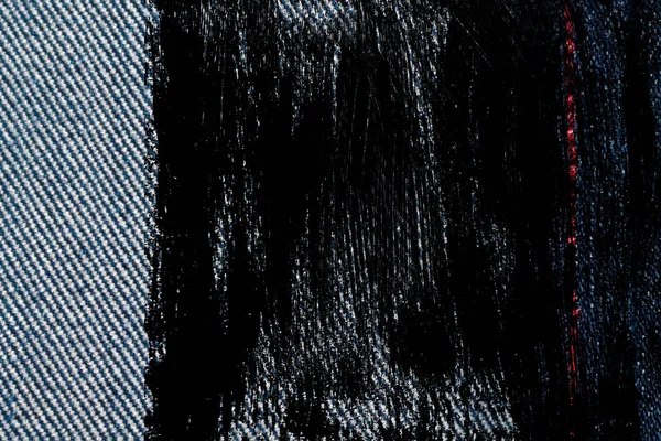Грязная текстура джинсов с красным шимом на джинсовом фоне — стоковое фото