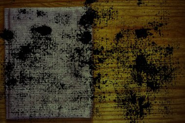 Grunge kirli Ultra turuncu kartpostal örnek, keten kumaş yüzeyinde mock-up için ücretsiz boşaltmak ile ahşap masa