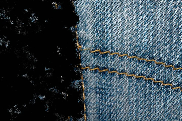 Smutsiga grunge närbild av föråldrade blå jeans ficka Denim konsistens, makro bakgrund för webbplats eller mobila enheter — Stockfoto