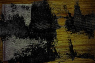 Grunge kirli Ultra turuncu kartpostal örnek, keten kumaş yüzeyinde mock-up için ücretsiz boşaltmak ile ahşap masa