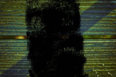 Grunge Ultra turuncu renkli doku eski, eski püskü, yeşil boya gölge ile eski bir ahşap Bank