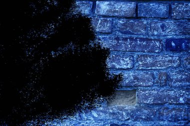 Doku, çimento arka plan web siteniz veya mobil cihazlar için grunge Ultra mavi tuğla duvar