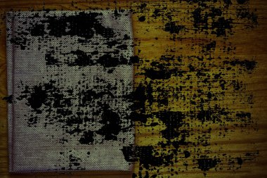 Grunge kirli Ultra turuncu kartpostal örnek, keten kumaş yüzeyinde mock-up için ücretsiz boşaltmak ile ahşap masa