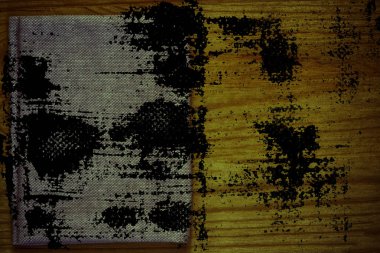 Grunge kirli Ultra turuncu kartpostal örnek, keten kumaş yüzeyinde mock-up için ücretsiz boşaltmak ile ahşap masa