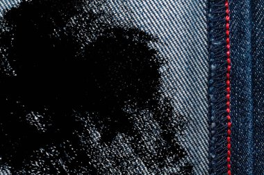 Kirli Denim doku kot arka plan için kırmızı dikiş ile