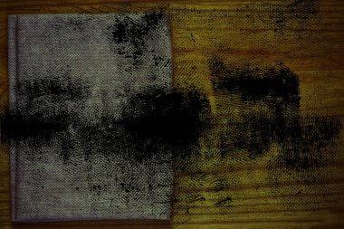 Grunge kirli Ultra turuncu kartpostal örnek, keten kumaş yüzeyinde mock-up için ücretsiz boşaltmak ile ahşap masa