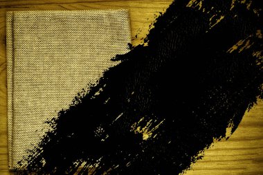 Grunge kirli Ultra sarı kart örnek, keten kumaş yüzeyinde tebrik metin, mock-up, kitap kapağı örnek için ücretsiz boşaltmak ile ahşap masa