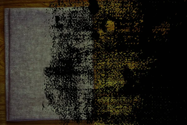 Гранд брудний Ультра помаранчевий зразок листівки, поверхня лляної тканини на дерев'яному столі з вільним копіюванням для макетів — стокове фото