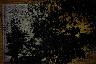 Grunge kirli Ultra turuncu kartpostal örnek, keten kumaş yüzeyinde mock-up için ücretsiz boşaltmak ile ahşap masa