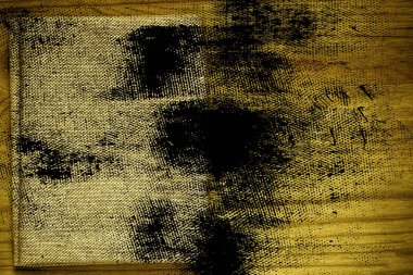 Grunge kirli Ultra sarı kart örnek, keten kumaş yüzeyinde tebrik metin, mock-up, kitap kapağı örnek için ücretsiz boşaltmak ile ahşap masa