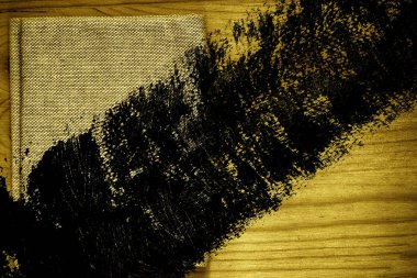 Grunge kirli Ultra sarı kart örnek, keten kumaş yüzeyinde tebrik metin, mock-up, kitap kapağı örnek için ücretsiz boşaltmak ile ahşap masa