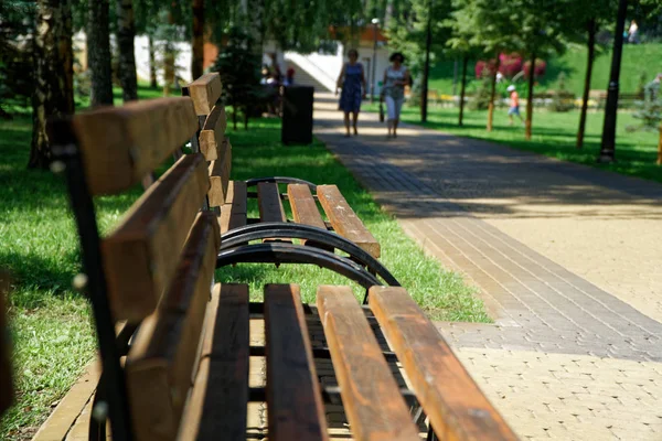Szczegół ławce w parku publicznym, słoneczny dzień, bezchmurna Pogoda — Zdjęcie stockowe