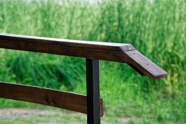Poręcz z drewna w parku publicznym z trawnik ławce i zielone drzewa, miejsce do wypoczynku. — Zdjęcie stockowe