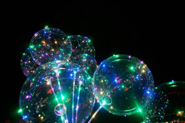 Karanlıkta parlayan top ışınları