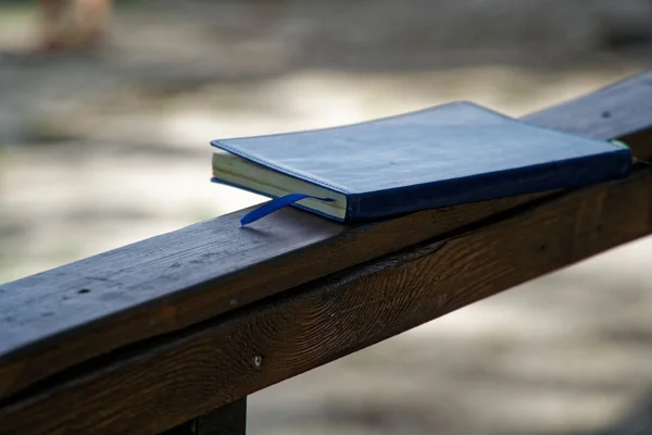 Ahşap Küpeşte Park, iş kavramı mavi defter yatıyor