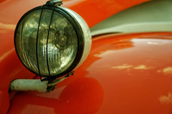 赤いクラシックカー、ビジネス コンセプトのヘッドランプ. — ストック写真