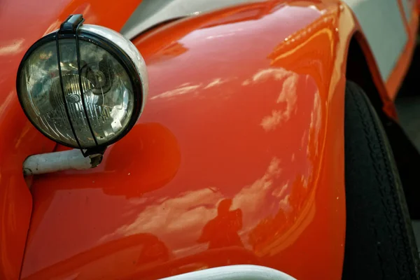 赤いクラシックカー、ビジネス コンセプトのヘッドランプ. — ストック写真