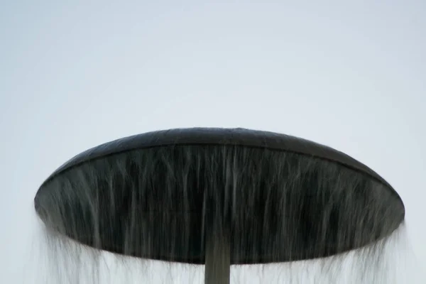 Fuente de primer plano en el parque, día de primavera fresca, agua corriente . —  Fotos de Stock