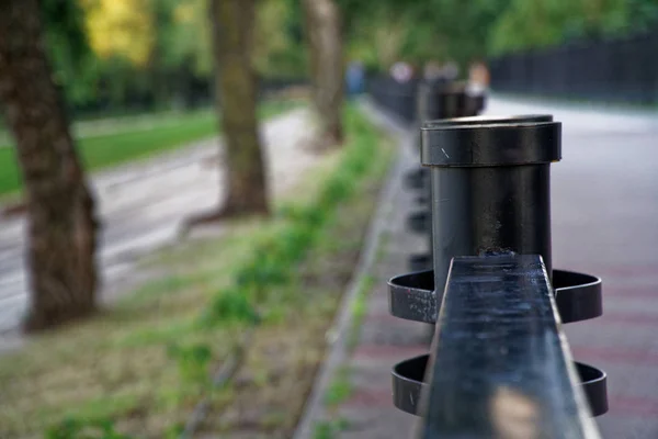 Valla de acero en el parque público, fondo desenfocado —  Fotos de Stock