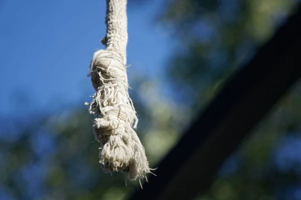 ロープのクローズ アップ - 厚コイル状ロープの結び目、陽気な背景 — ストック写真
