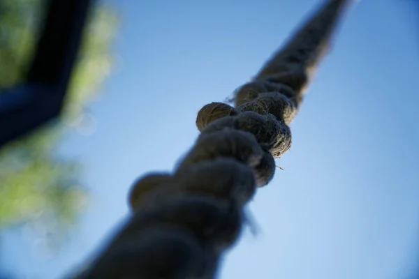 ロープのクローズ アップ 厚コイル状ロープの結び目 陽気な背景 — ストック写真