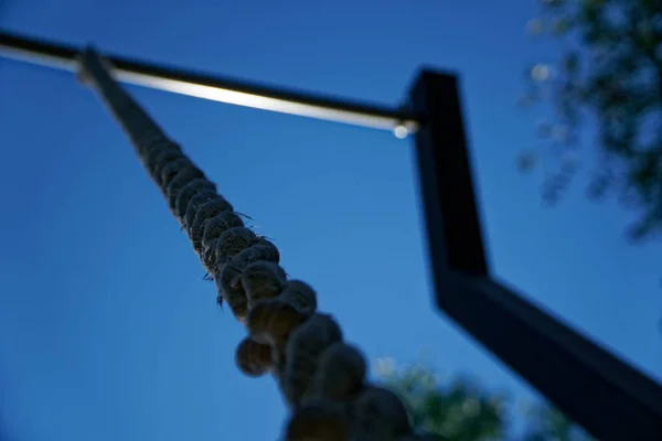 ロープのクローズ アップ - 厚コイル状ロープの結び目、陽気な背景 — ストック写真