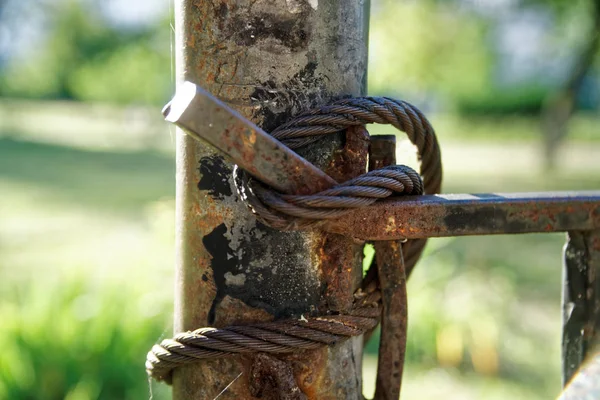 Cuerda gruesa de acero de cerca. Elemento de valla puente. Vista detallada. La superficie del cable de acero está cubierta con óxido . —  Fotos de Stock