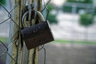 Çelik kapalı asma kilit alüminyum mesh üzerinde rusted