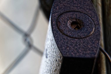 Çelik kapalı asma kilit alüminyum mesh üzerinde rusted