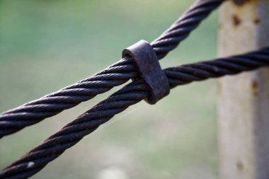 Kalın çelik halat kapatın. Köprü çit öğesi. Ayrıntılı görünüm. Çelik kablo yüzey pas ile kaplıdır.
