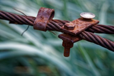 Kalın çelik halat kapatın. Köprü çit öğesi. Ayrıntılı görünüm. Çelik kablo yüzey pas ile kaplıdır.