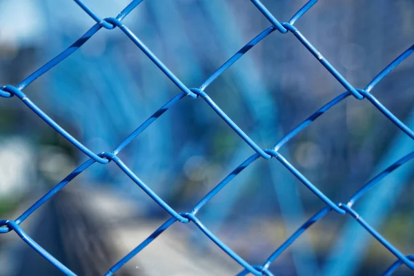 Stahlblaue Netze oder Maschen mit defokussiertem Hintergrund für Webseiten oder mobile Geräte — Stockfoto