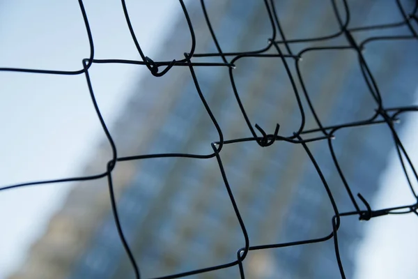 Сетка из алюминиевой проволоки с разряженным фоном, бизнес-концепция — стоковое фото