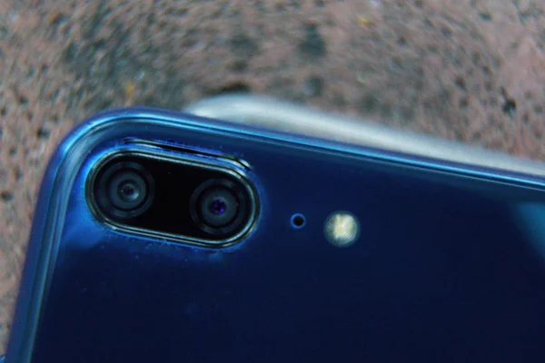 Doppia fotocamera primo piano sul cellulare blu — Foto Stock