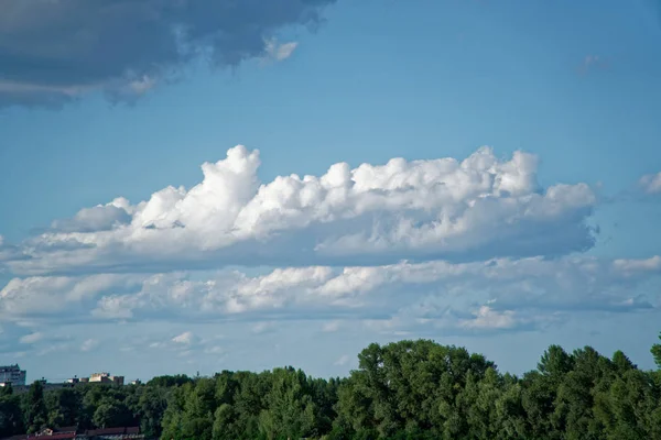 Cloudscape háttér, ég és felhők, nyári nap. — Stock Fotó