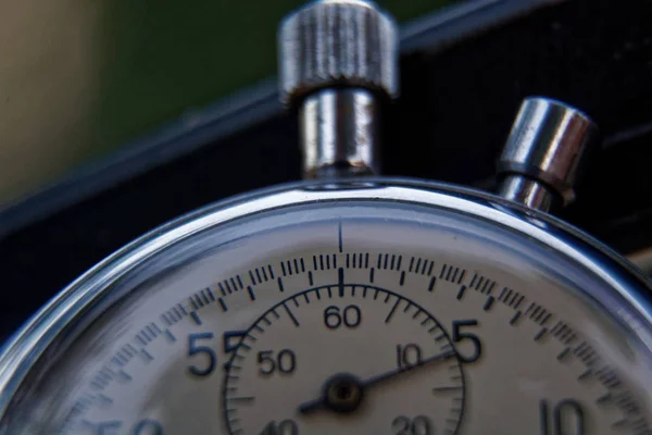 Cronômetro encontra-se no banco de close-up, conceito de turno de tempo — Fotografia de Stock