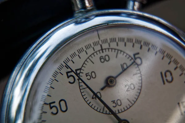 Stopwatch se encuentra en el primer plano del banco, concepto de cambio de hora — Foto de Stock