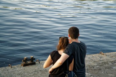 Nehir kıyısında yakınındaki iki hugs