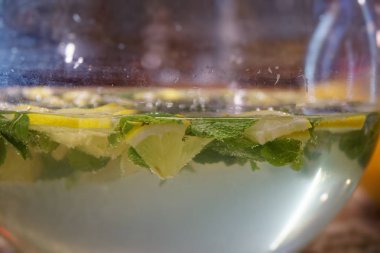 Sokak pazarında renkli içecekler, Asya 'da buzlu soğuk meyve içecekleri..