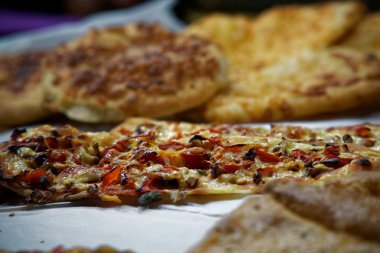 Sokak gıda gece açık piyasa üzerinde. Baharatlı, deniz ürünleri, sebze, sebze yemek