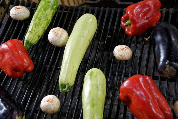 Grilovaný zeleninový špíz na grilu, pohled zepředu — Stock fotografie